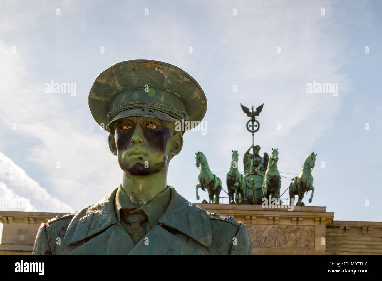 Una bambola realistica di un soldato tedesco di fronte al Brandenburger Tor su Platz des 18 März a Berlino, Germania. Foto Stock