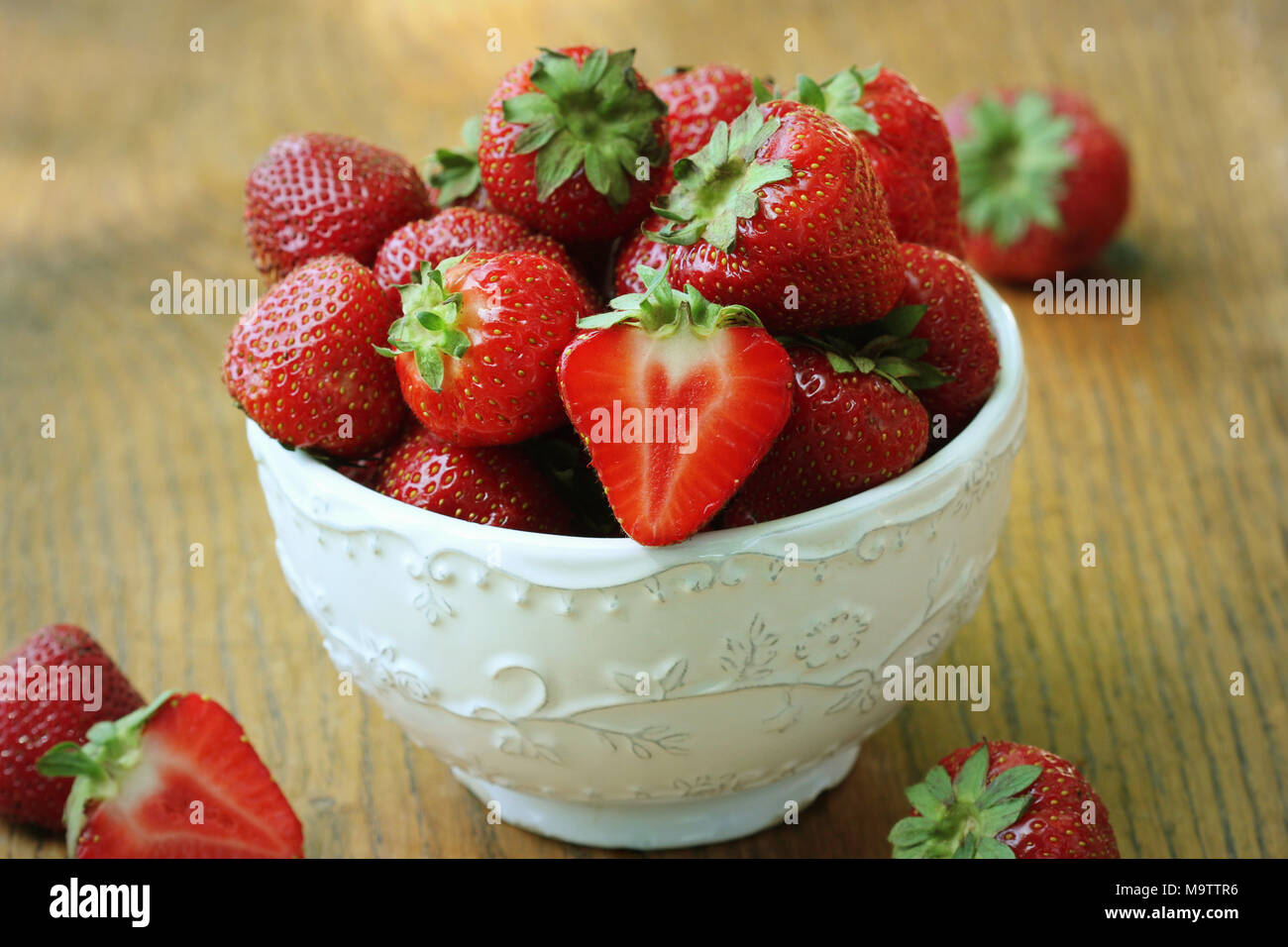 Fragole fresche nella ciotola sul tavolo di legno, orto biologico bacche Foto Stock