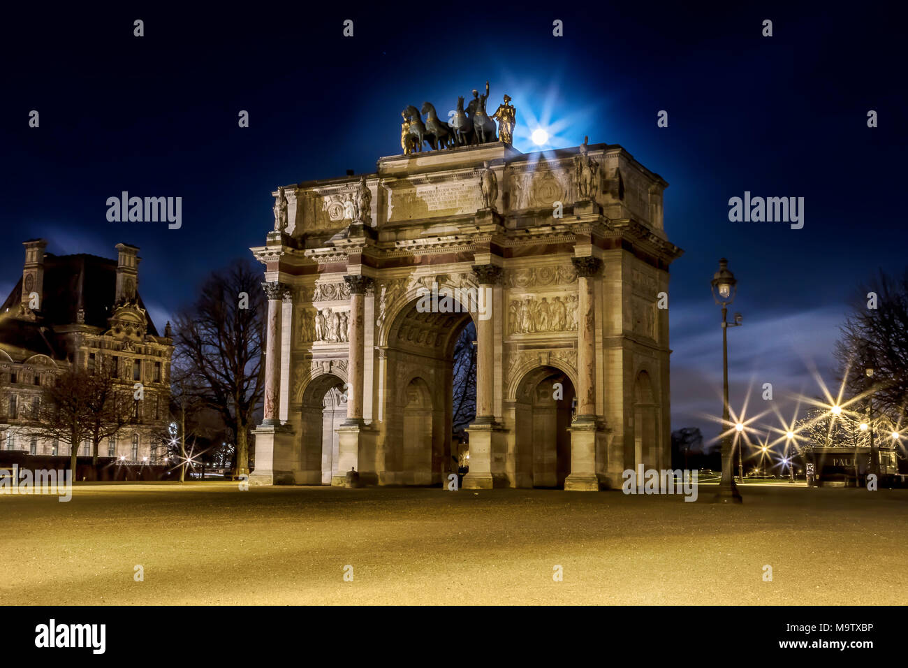 Arc de Triomphe du Carrousel illuminato all'alba Foto Stock