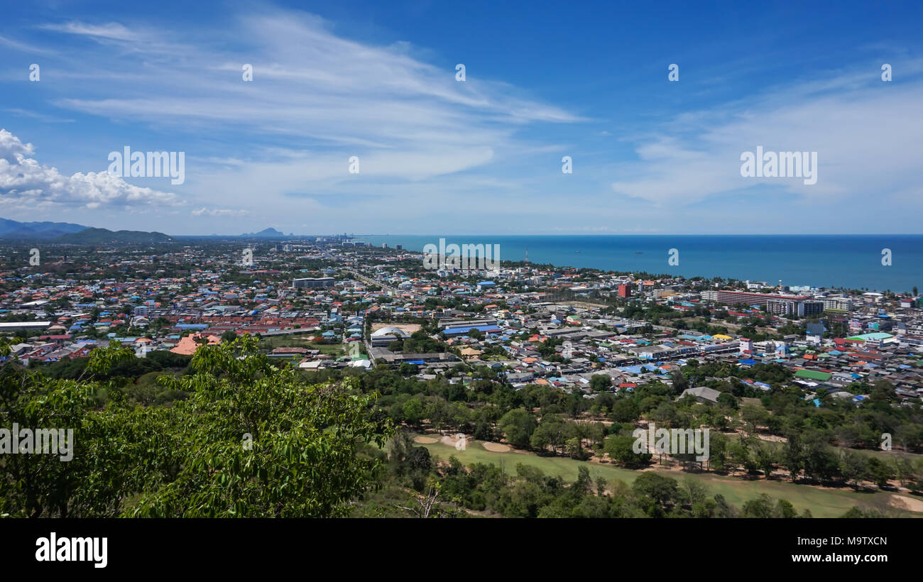 Vista aerea di Hua Hin in città con la costa da montagna, Thailandia Foto Stock
