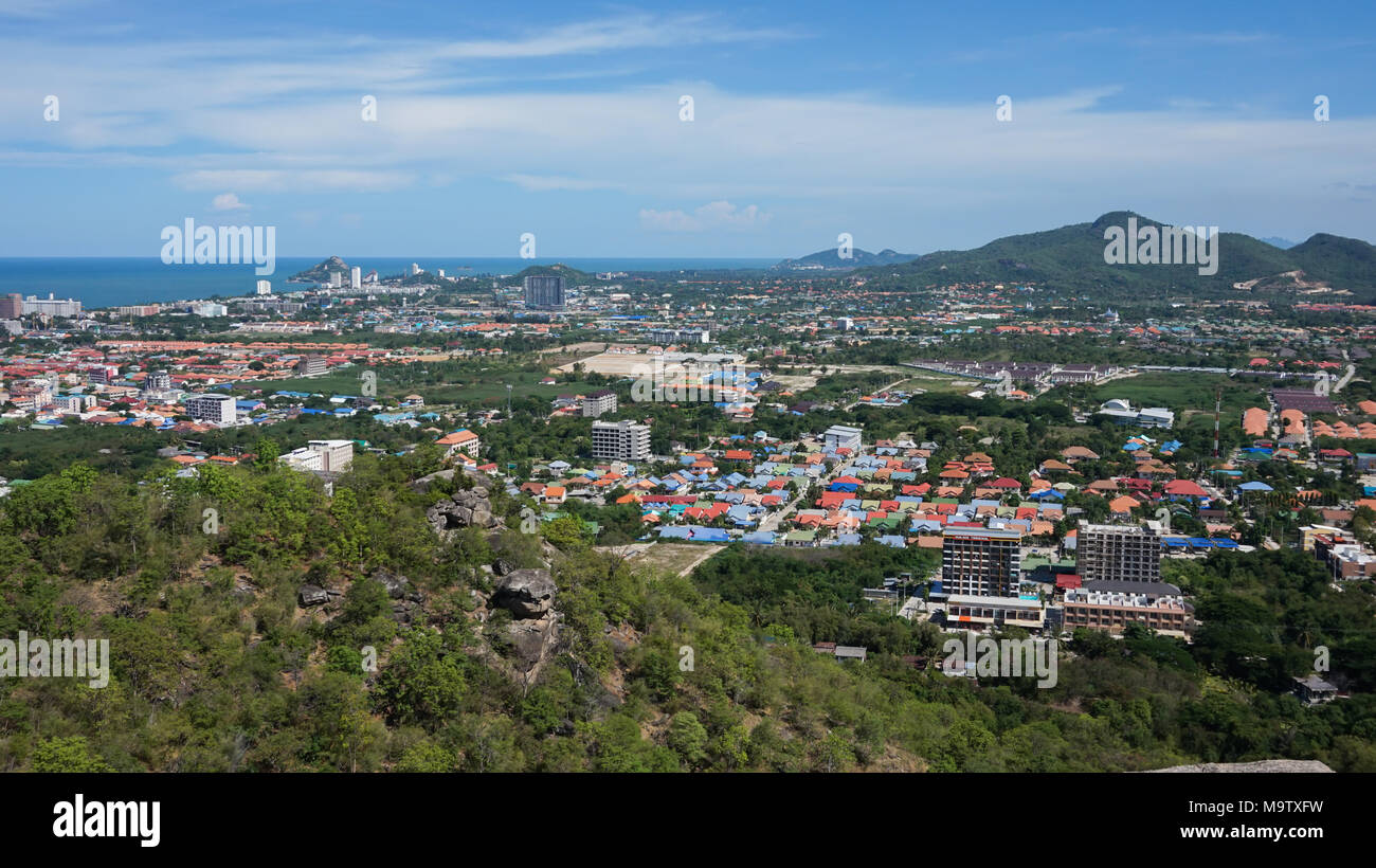 Vista aerea di Hua Hin in città con la costa da montagna, Thailandia Foto Stock