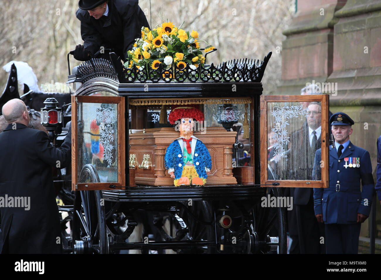 Il corteo funebre arriva a Liverpool Cattedrale Anglicana precedendo il servizio funebre di Sir Ken Dodd. Foto Stock