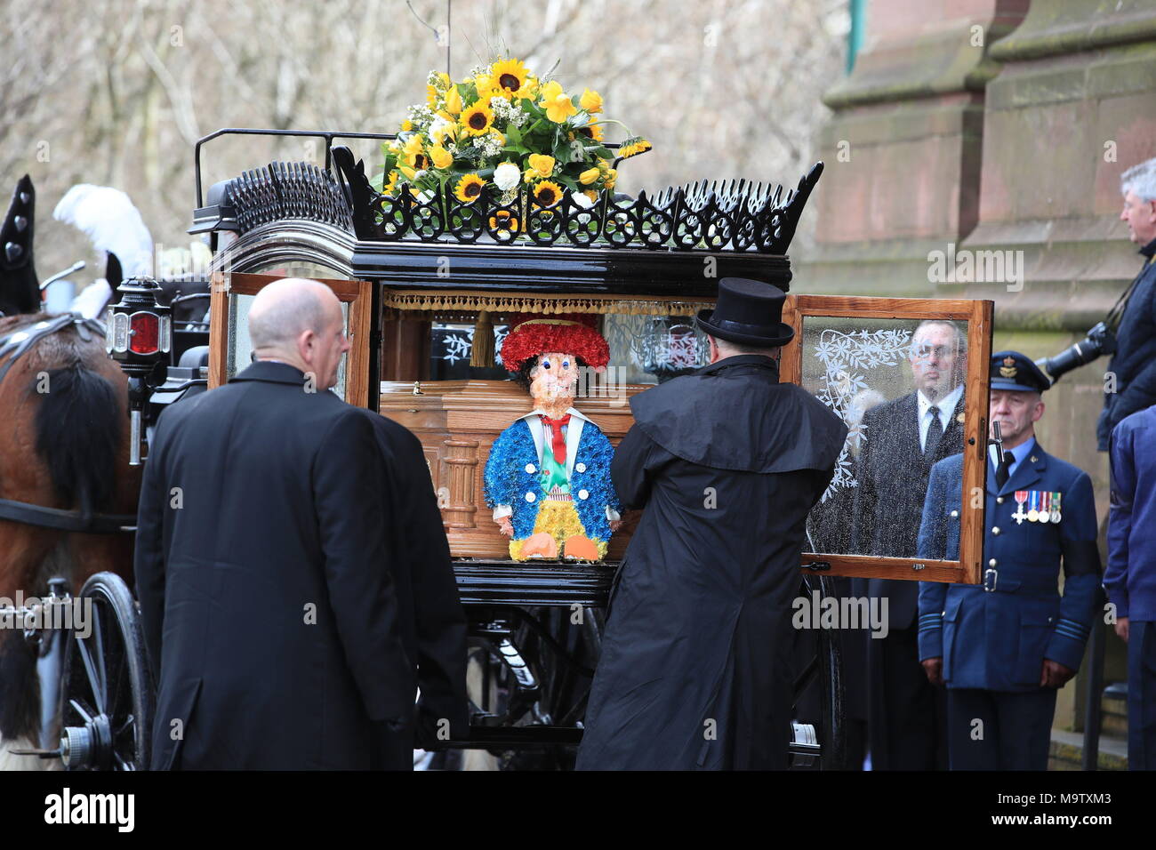 Il corteo funebre arriva a Liverpool Cattedrale Anglicana precedendo il servizio funebre di Sir Ken Dodd. Foto Stock