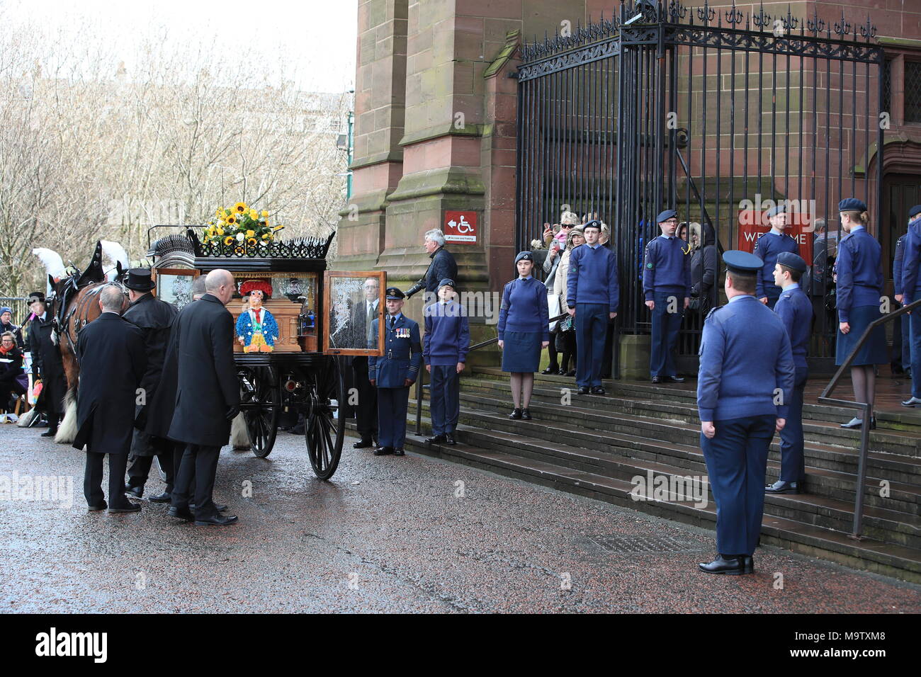 Il corteo funebre arriva a Liverpool Cattedrale Anglicana precedendo il servizio funebre di Sir Ken Dodd. Foto Stock