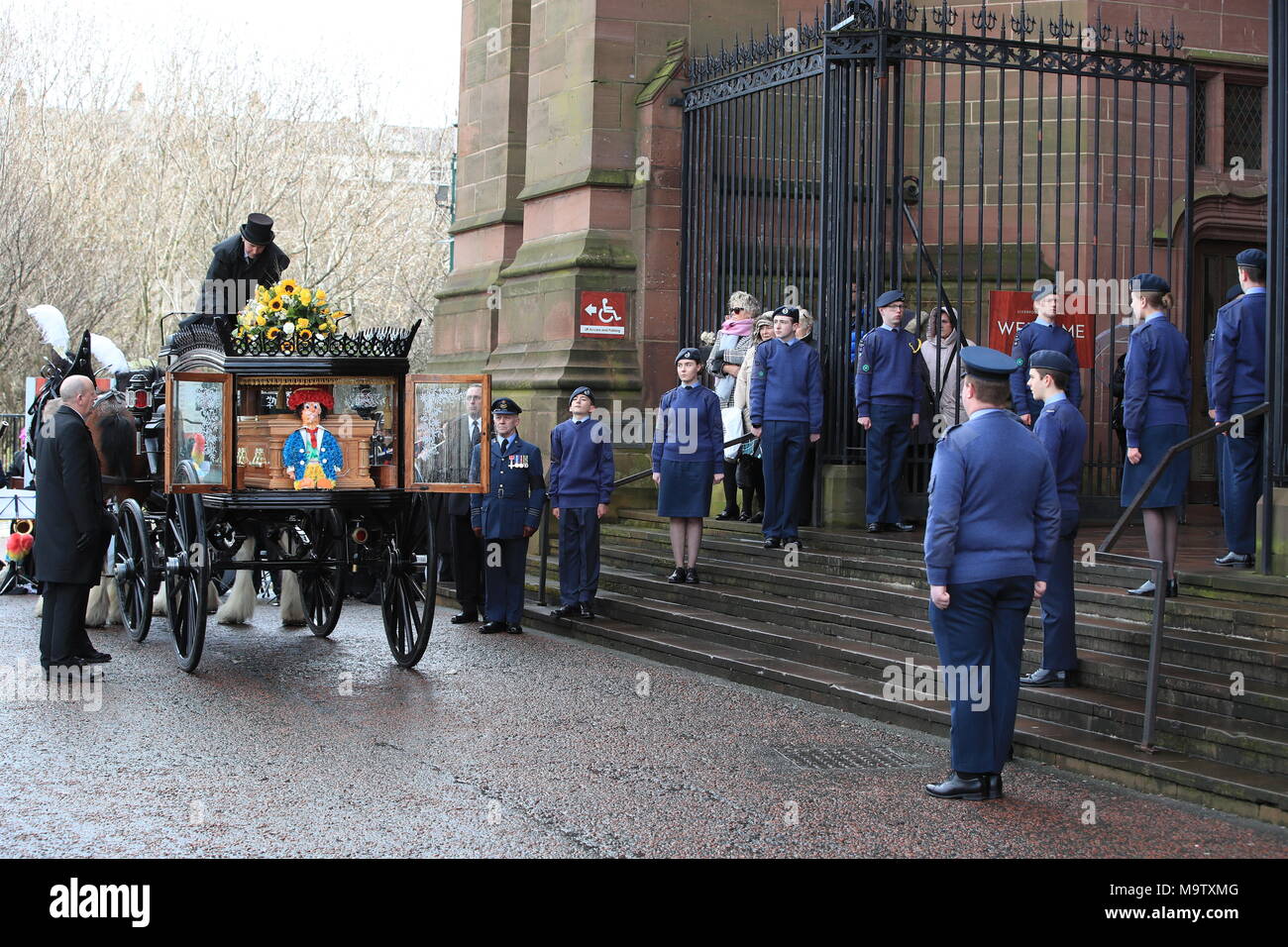 Il corteo funebre arriva a Liverpool Cattedrale Anglicana precedendo il servizio funebre di Sir Ken Dodd. Foto Stock