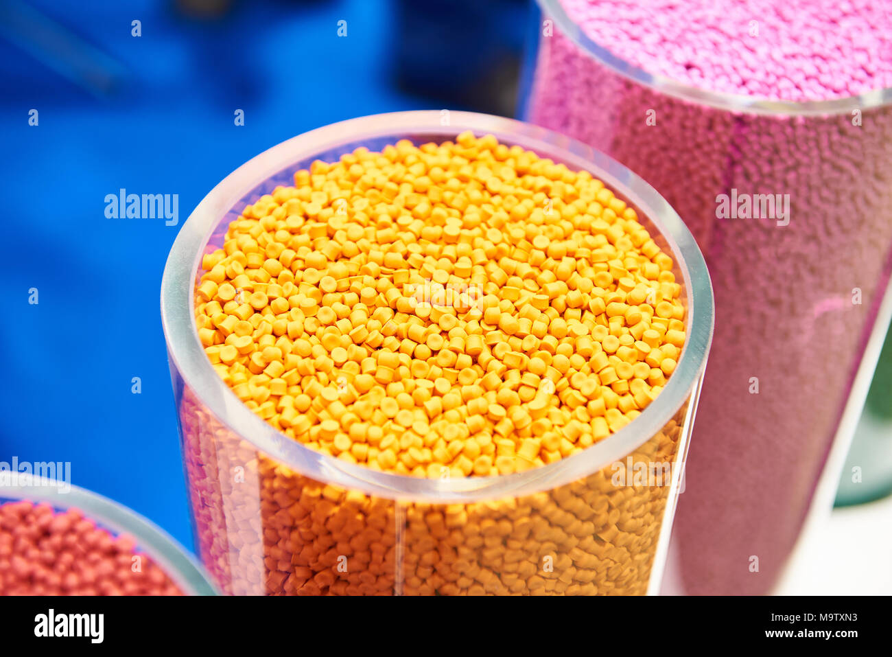 In materiale plastico polimero granulare. Campioni in beute Foto Stock