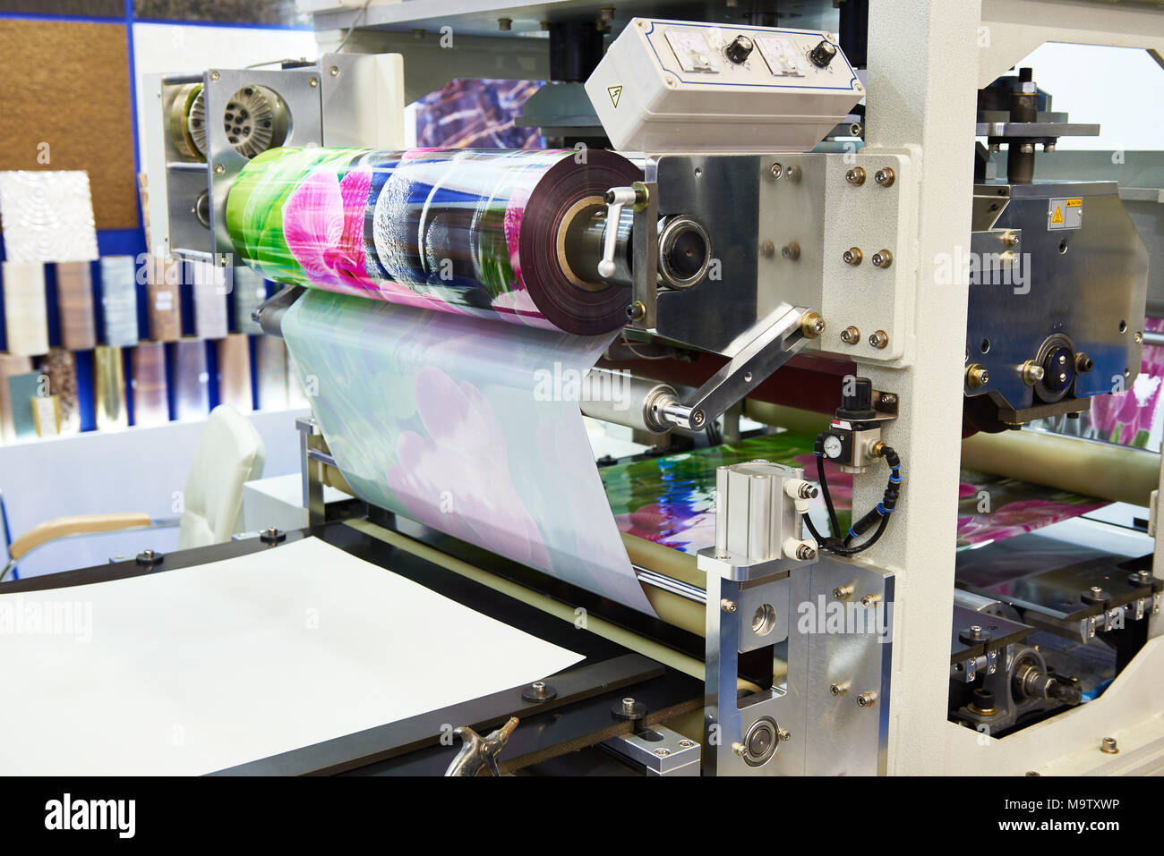 Macchina per la produzione di pellicole di plastica con stampe a colori Foto Stock