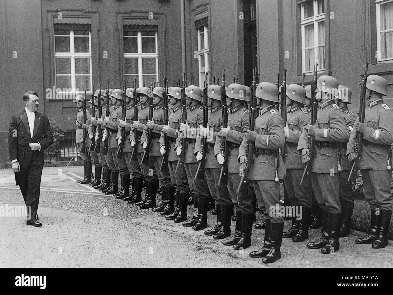 ADOLF HITLER (1889-1945) come il Cancelliere tedesco di ispezionare una guardia d'onore nel 1935 Foto Stock