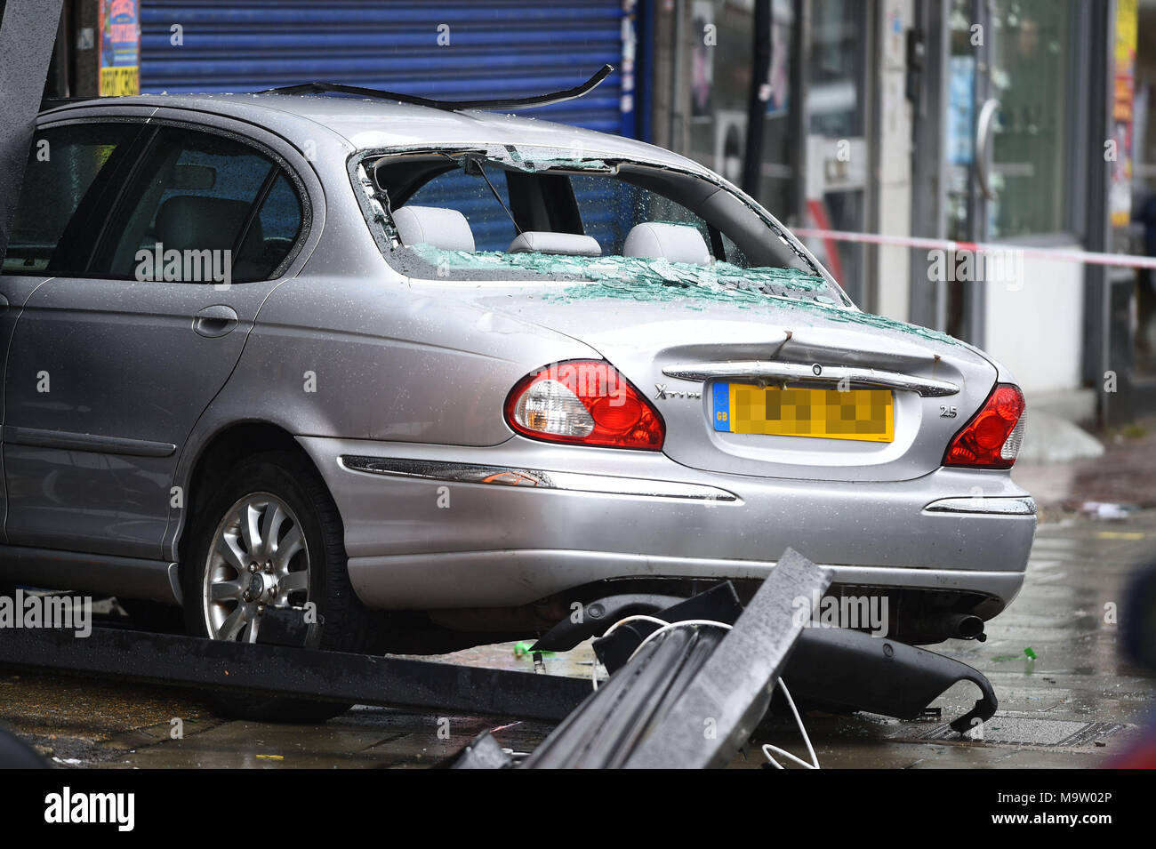 I redattori di nore: targa disturbato da PA immagine scrivania la scena di Golders Green nel nord di Londra dove una vettura si è schiantato in una farmacia. Foto Stock