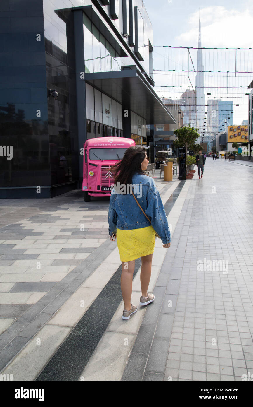 Vista posteriore ofa donna a piedi nella citywalk Dubai EMIRATI ARABI UNITI Foto Stock