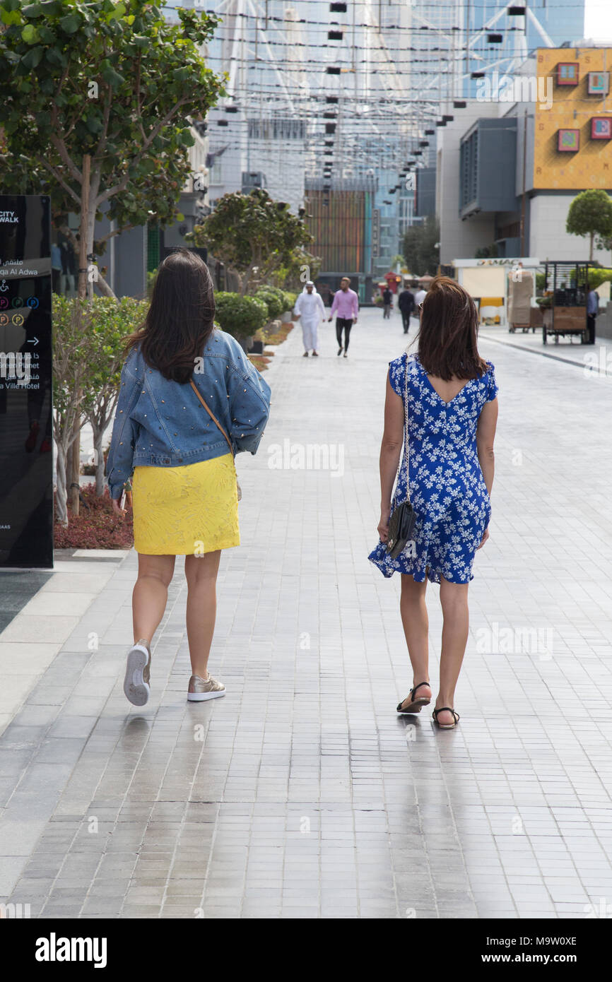 Due turisti femmina camminando in Dubai Foto Stock
