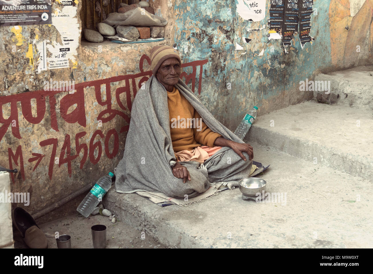 Il 10 gennaio 2018. Rishikesh India. Un vecchio mendicante indiano attende alms su una strada Foto Stock