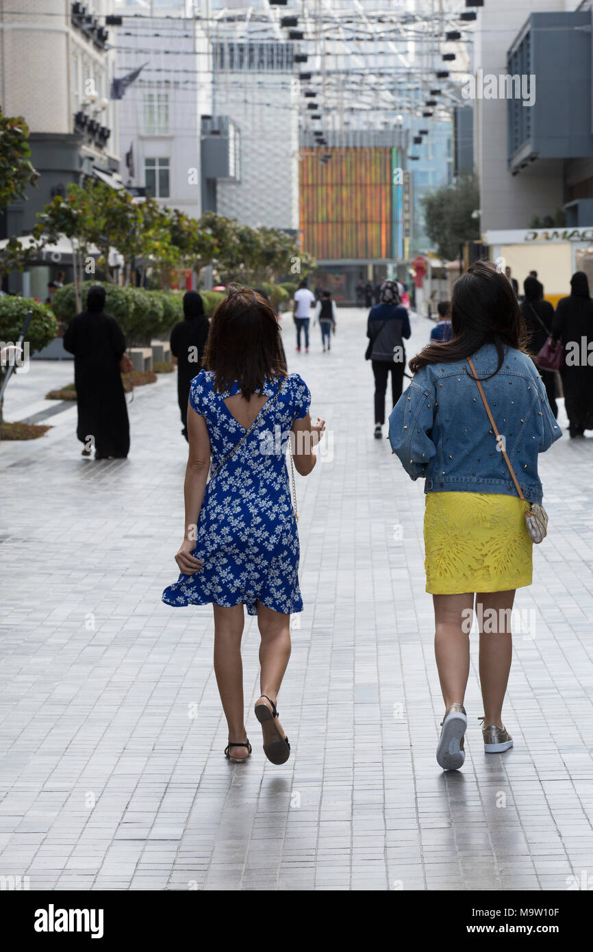 I turisti a piedi in strada Dubai EMIRATI ARABI UNITI Foto Stock