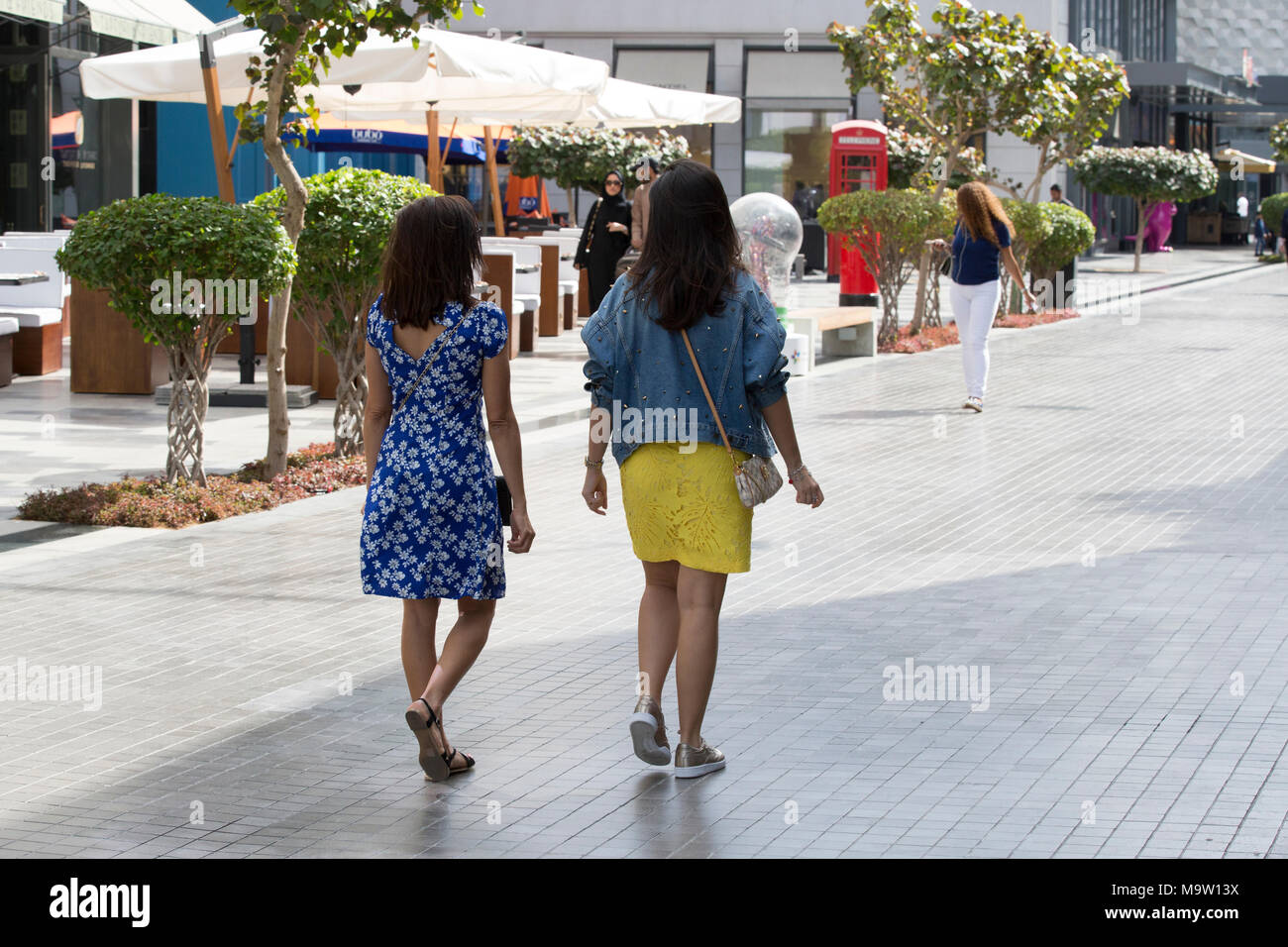 I turisti a piedi nella citywalk Dubai EMIRATI ARABI UNITI Foto Stock