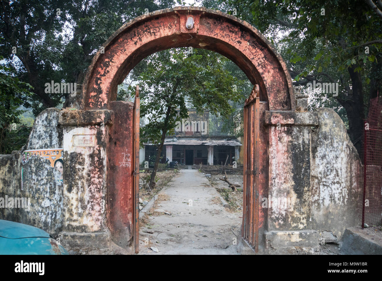 Una vecchia casa in rovina. due piani del vecchio palazzo abbandonato. La casa di una famiglia povera. Aprire porte antiche sul territorio di una casa abbandonata. Foto Stock