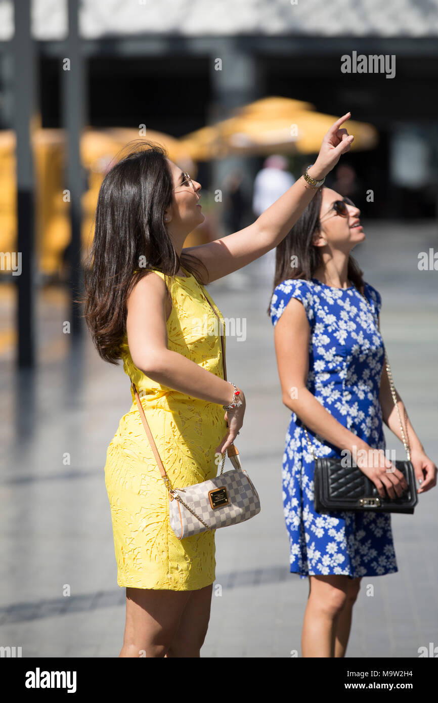 Due turisti femmina a citywalk Dubai Foto Stock