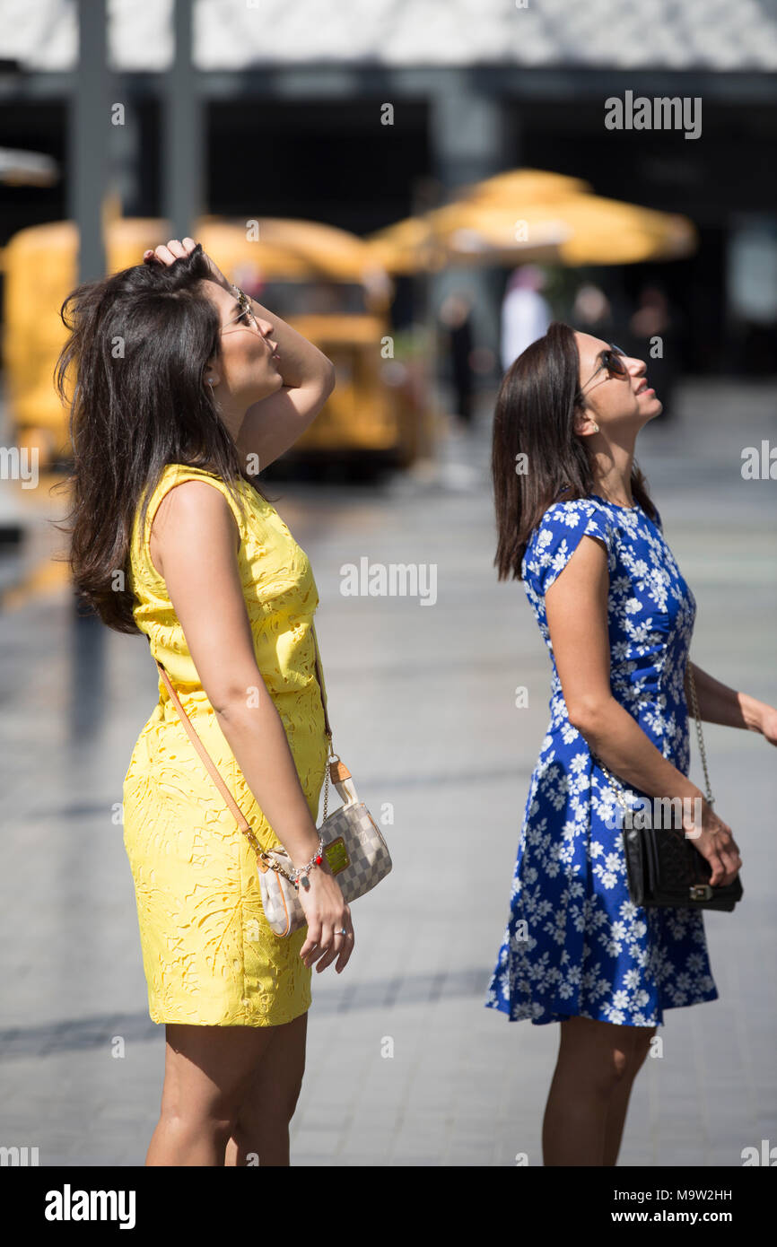 Due turisti femmina a citywalk Dubai Foto Stock