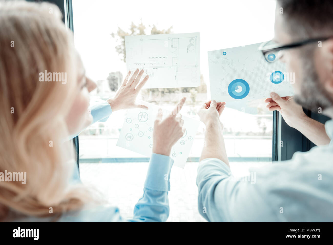 Due colleghi per discutere il loro progetto Foto Stock