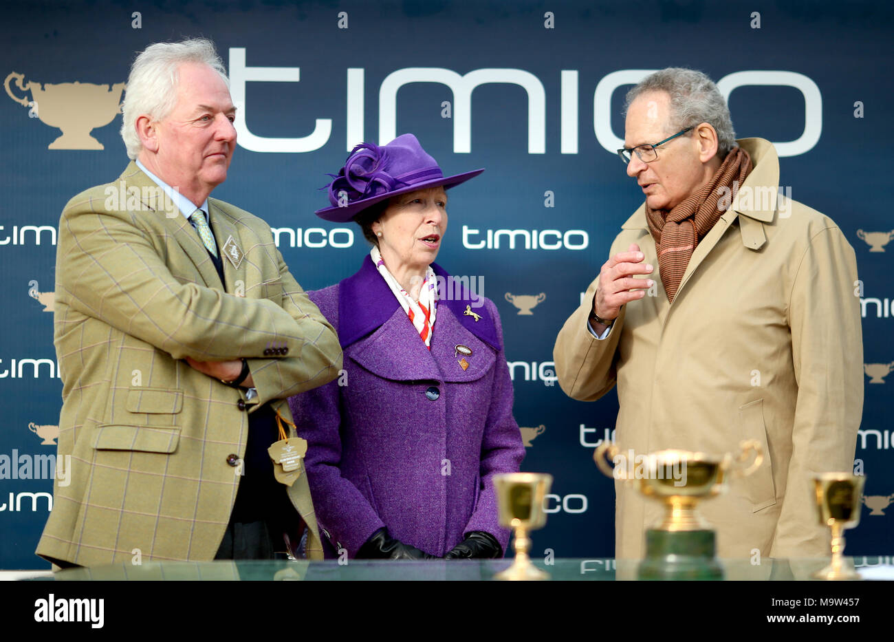 The Princess Royal e Robert Waley-Cohen sul palcoscenico pronto a presentare il Timico Cheltenham Gold Cup per vincere i proprietari Anna e Garth Scopa Durante la Gold Cup giorno del 2018 Cheltenham Festival a Cheltenham Racecourse. Foto Stock