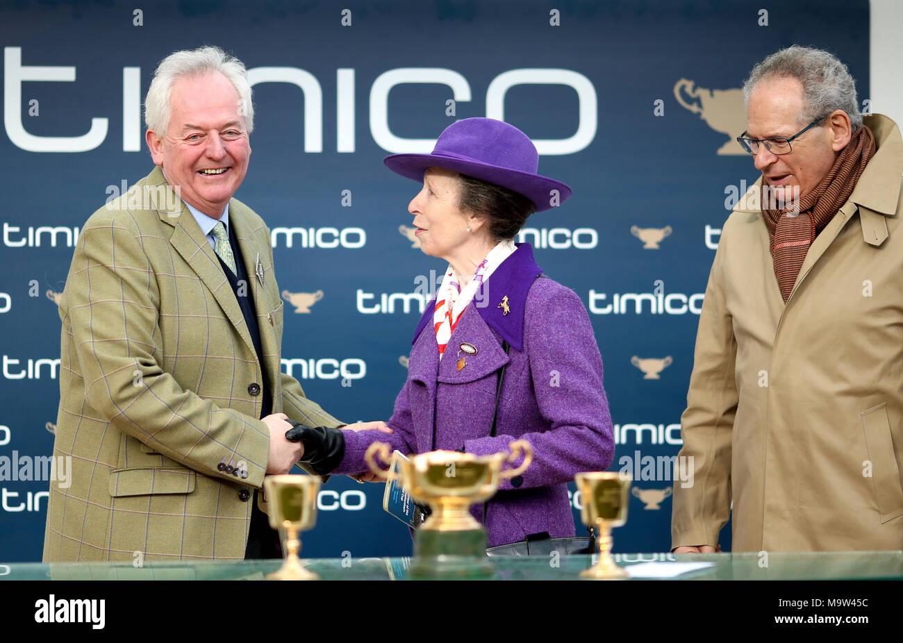 The Princess Royal e Robert Waley-Cohen (destra) sulla scena presentando il Timico Cheltenham Gold Cup per vincere i proprietari Anna e Garth Scopa Durante la Gold Cup giorno del 2018 Cheltenham Festival a Cheltenham Racecourse. Foto Stock