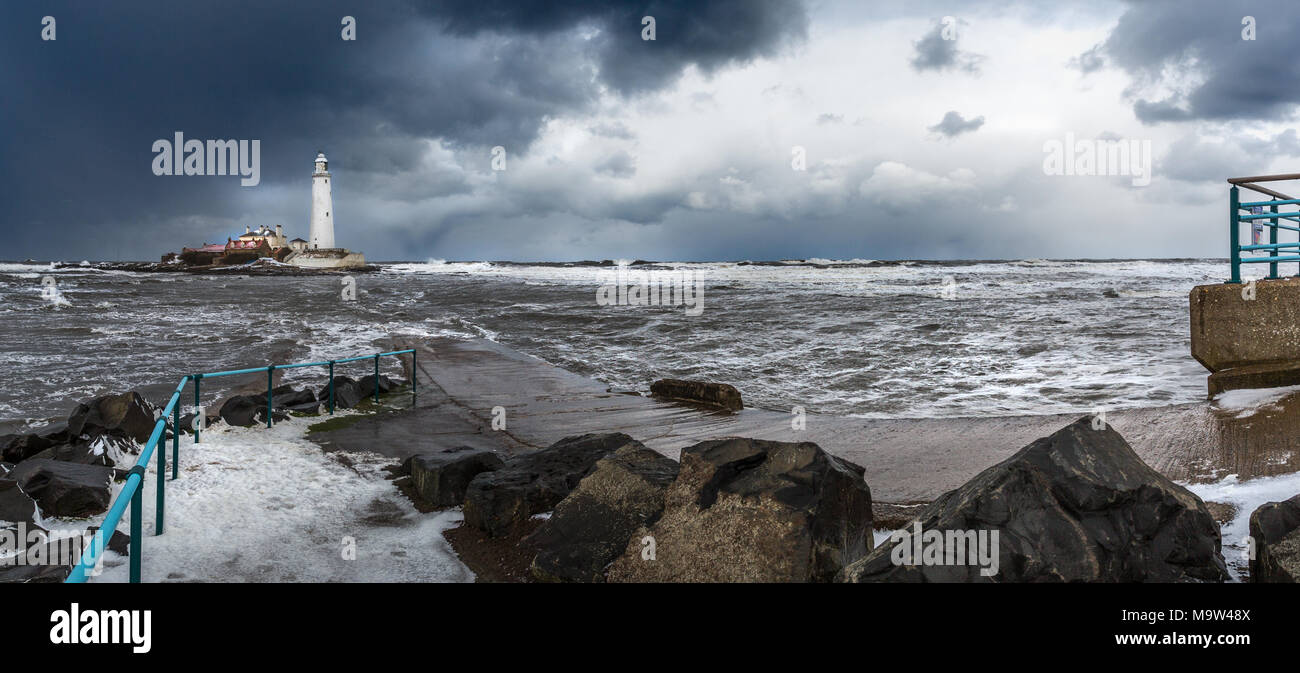 Snowy scene a St Mary's Faro, Whitley Bay, Inghilterra, GB, Regno Unito, Europa. Foto Stock