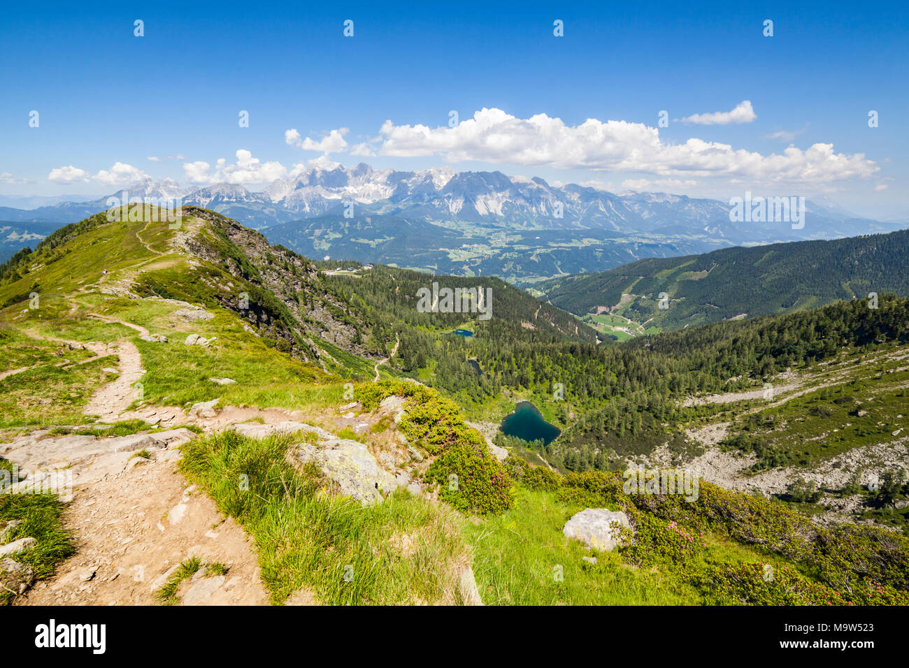 Sentiero escursionistico dalla montagna di Gasselhoehe Rippetegg con vista aerea al Lago Untersee e distante la gamma della montagna Dachstein Foto Stock