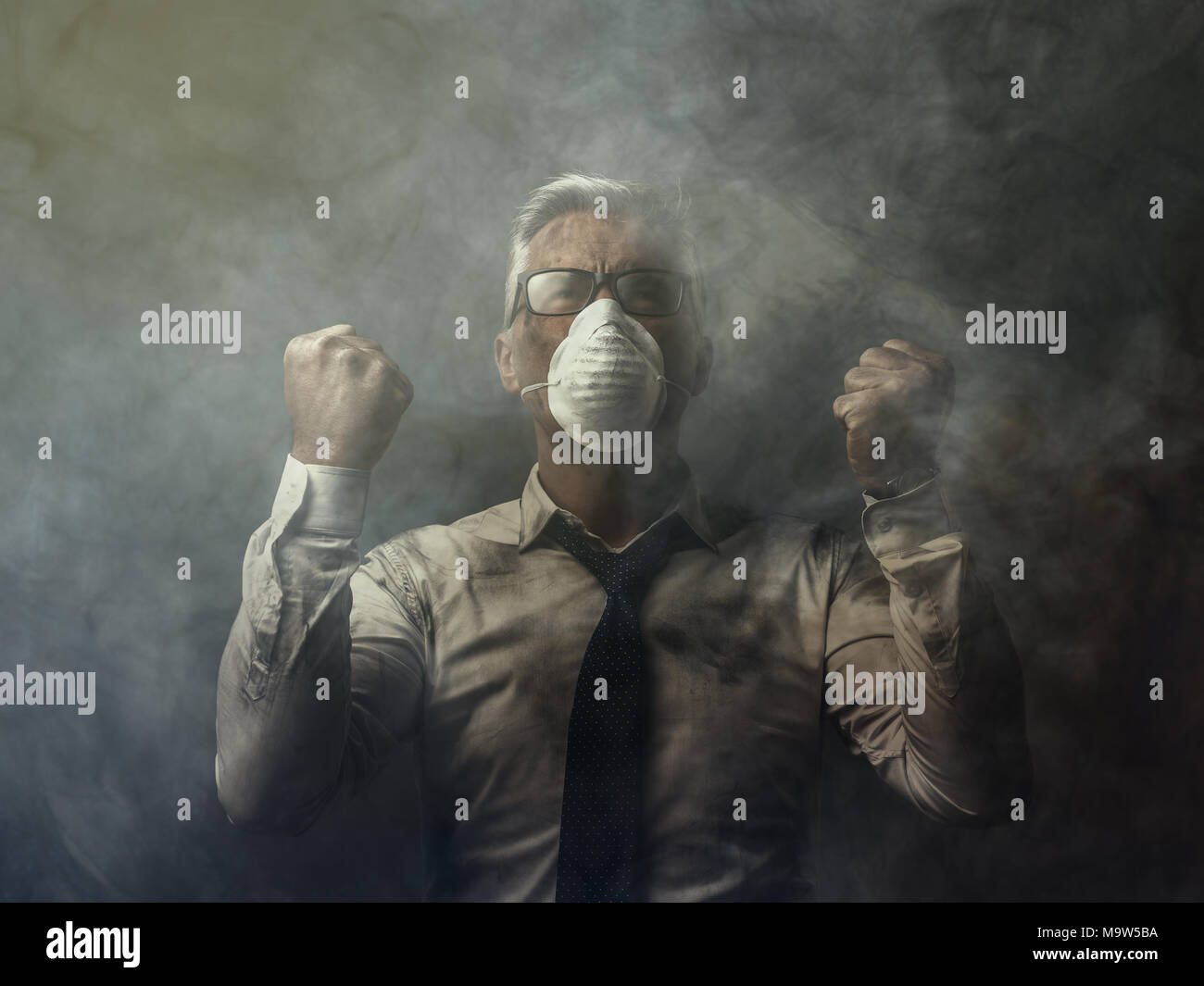 Imprenditore arrabbiato con pugni sollevata e aria inquinata: inquinamento e il concetto di business Foto Stock