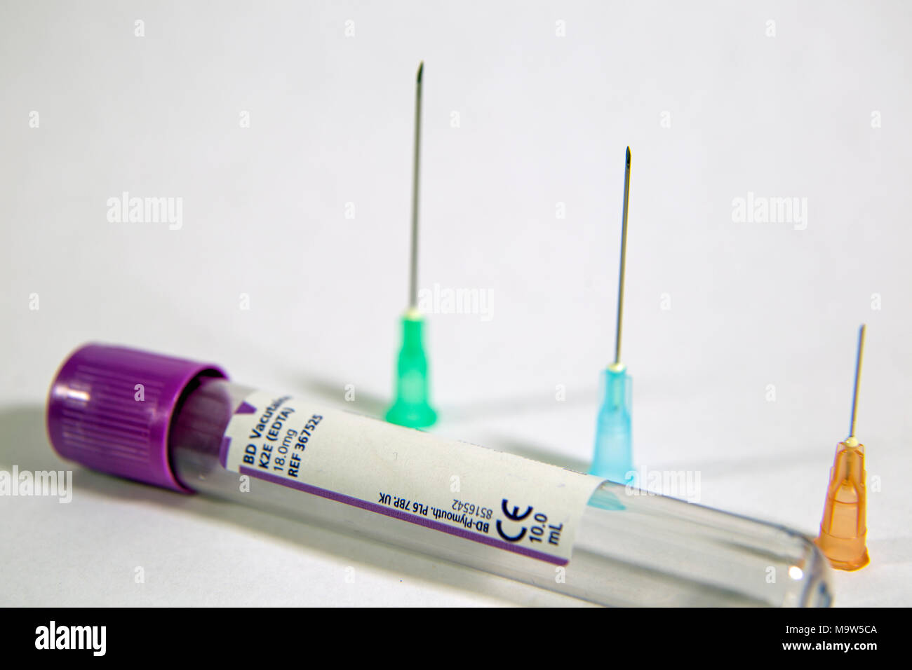 Medico di marca tubo di raccolta del campione con una gamma di aghi ipodermici. Foto Stock