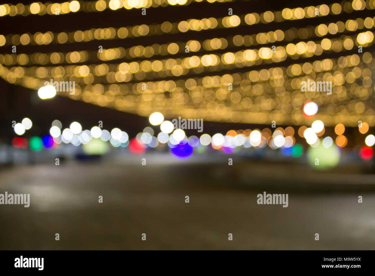 Su sfondo scuro luci incandescenti Foto Stock