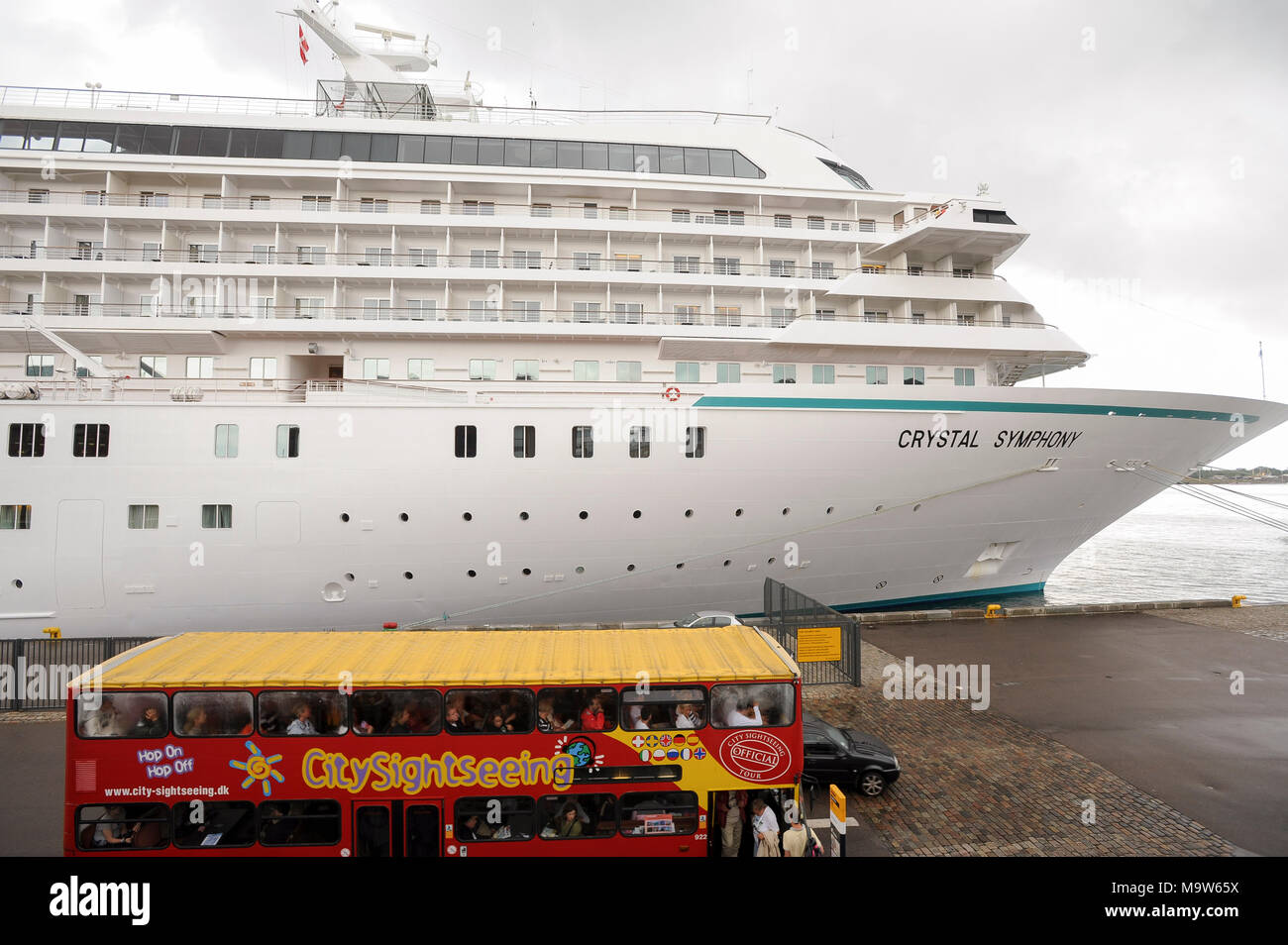 La nave di crociera Crystal Symphony in Langelinie nel porto di Copenhagen, Danimarca. 6 agosto 2015 © Wojciech Strozyk / Alamy Stock Photo Foto Stock