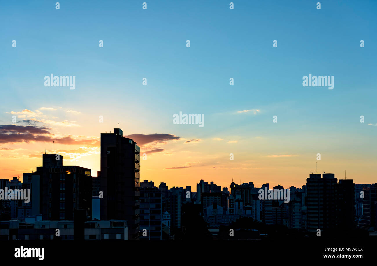 Vista del tramonto nella città di Belo Horizonte nel Minas Gerais con i suoi edifici in background Foto Stock