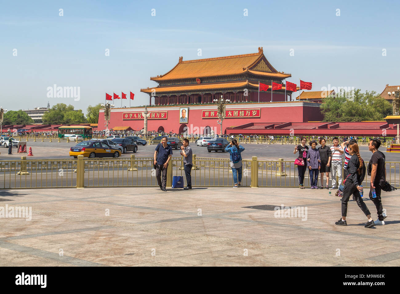 Una famiglia posano per una fotografia alla porta della pace celeste, Piazza Tiananmen, Pechino, Cina. Foto Stock