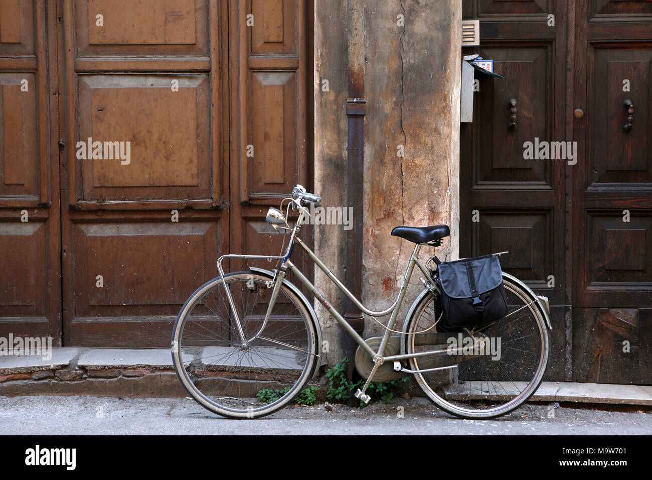 Una bicicletta si appoggia contro la facciata di una vecchia casa, Firenze,Italia Foto Stock