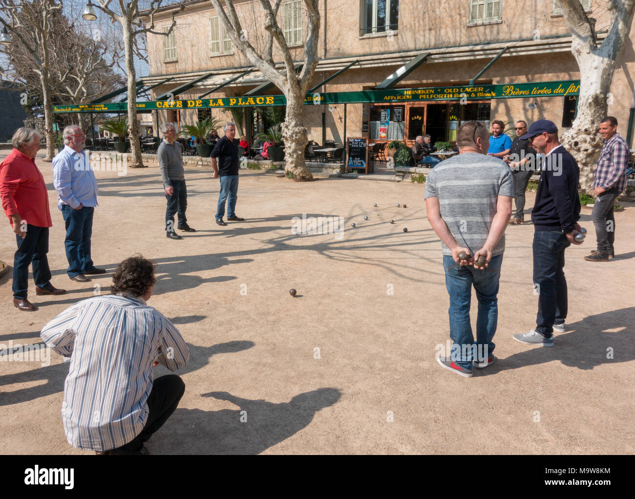 St Paul de Vence Provence francese della vita uomini giocando a bocce boule pétanque Foto Stock