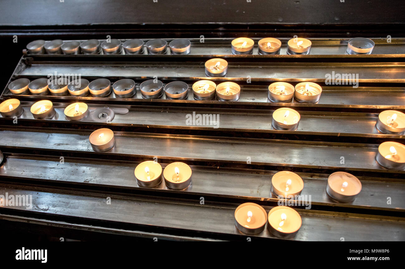 Memorial candele all'interno di St Nicholas Cathedral Ljubljana Slovenia Foto Stock