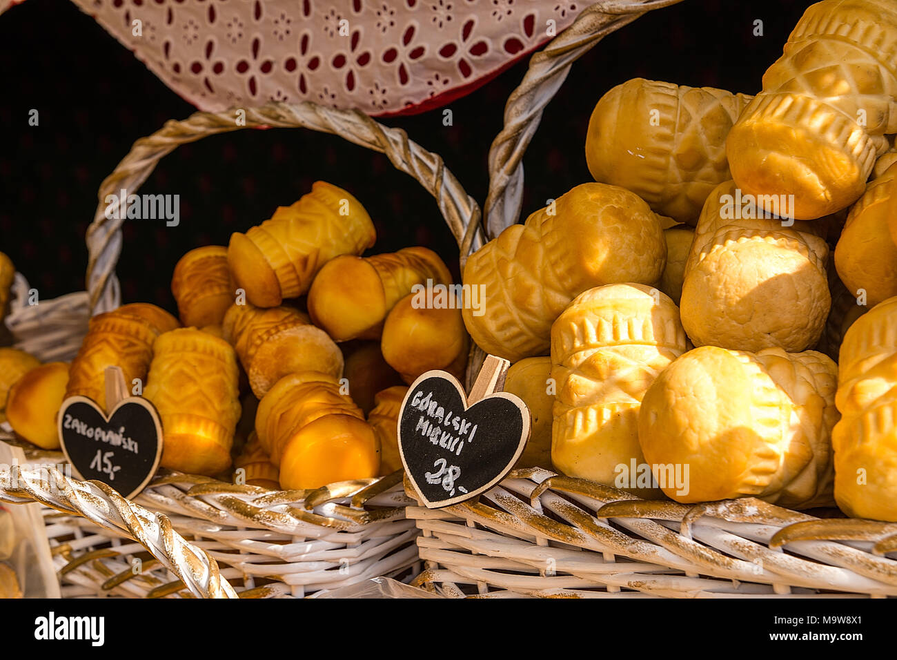 Oscypek - tradizionale formaggio affumicato fatta di salata di latte di pecora. Esclusivamente nei monti Tatra (Polonia). Oscypek è protetto nome commerciale. Foto Stock