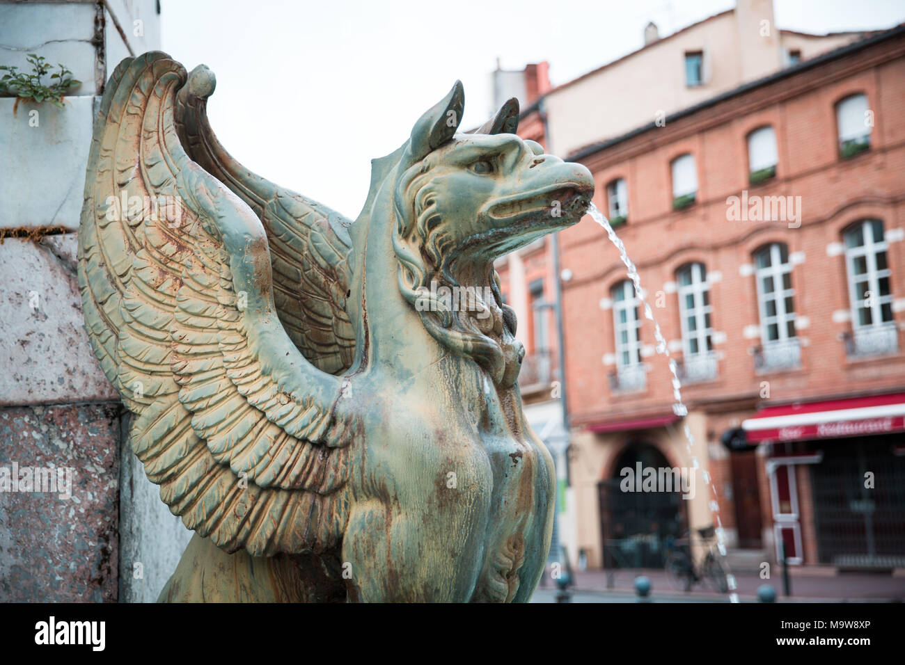 Ieratico griffon statua del Dupuy Monumento a Place Dupuy in Toulouse Francia Foto Stock