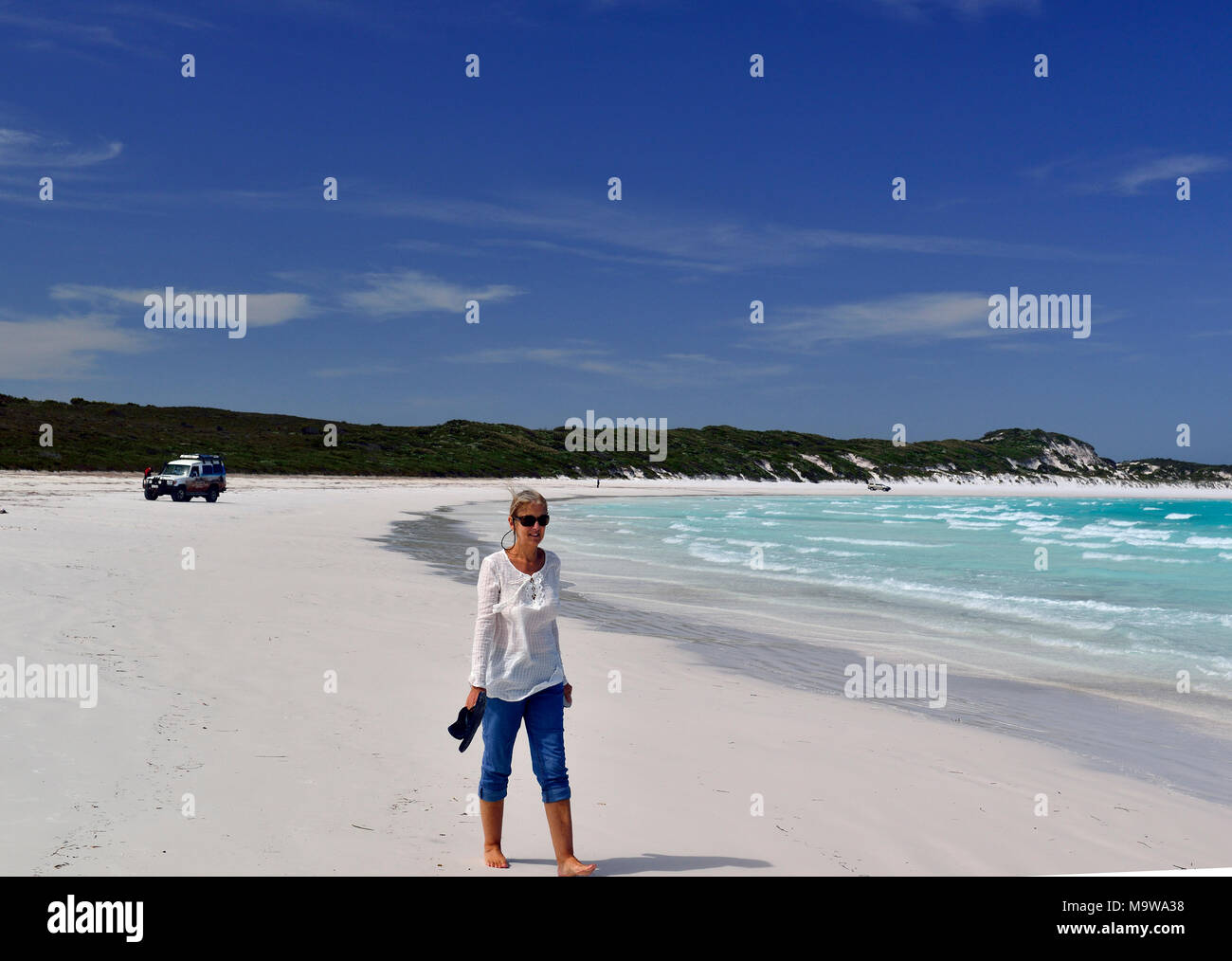 Passeggiata turistica lungo la splendida spiaggia di sabbia bianca di Lucky Bay a Cape Le Grand National Park, a ovest di Esperance, south coast, Australia occidentale Foto Stock