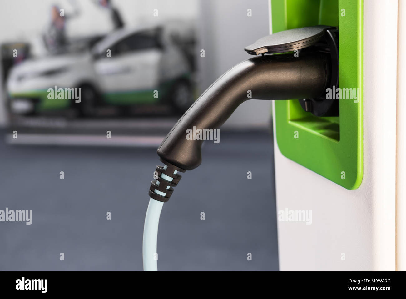Spina di alimentazione di un veicolo elettrico la stazione di carica è attesa per la prossima auto per la ricarica Foto Stock