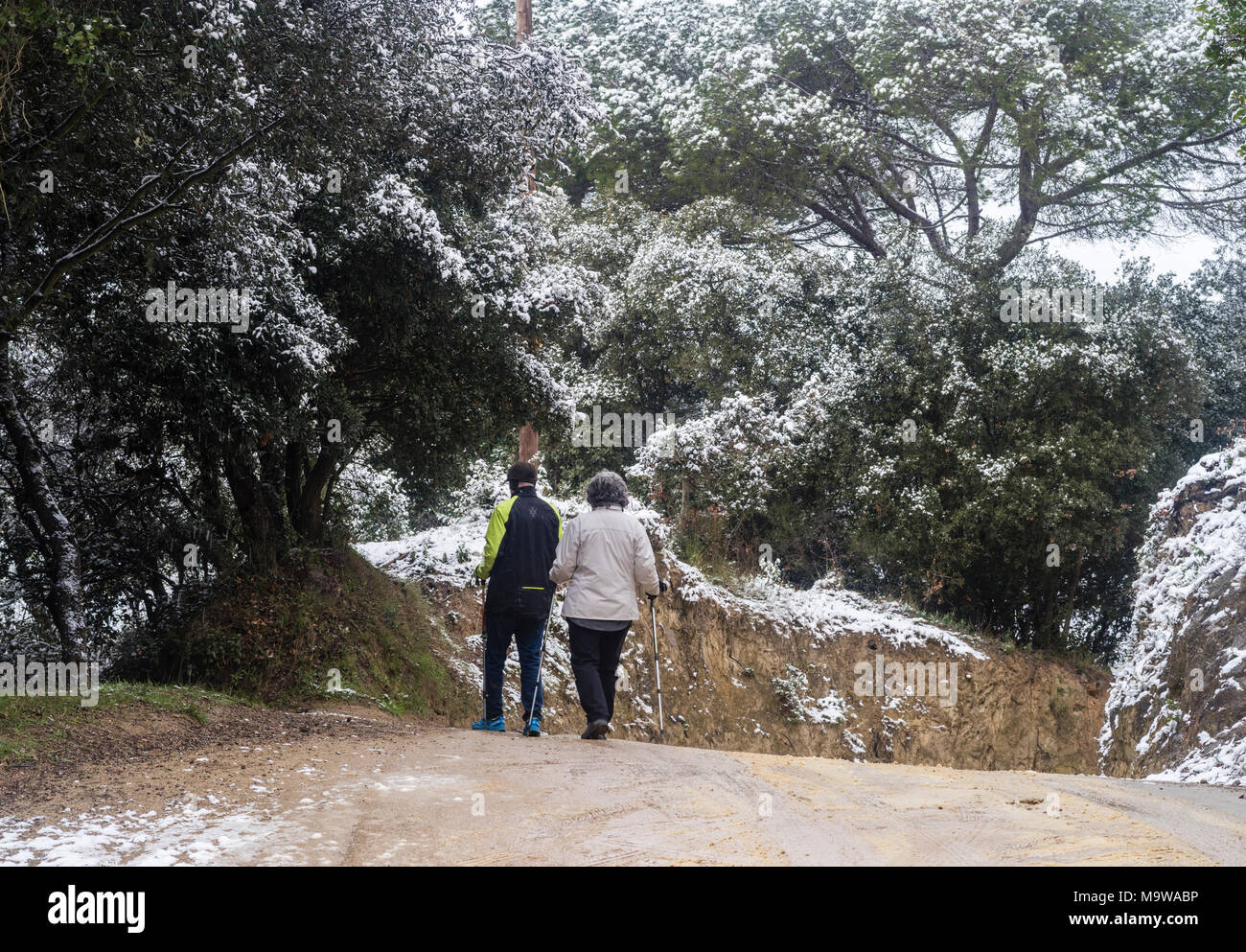 Coppia senior camminando sulla montagna innevata,Barcellona,Cataluña,Spagna,l'Europa. Foto Stock