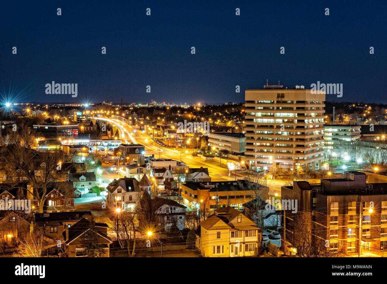 Una scena notturna delle luci della città di Sudbury, Ontario Foto Stock