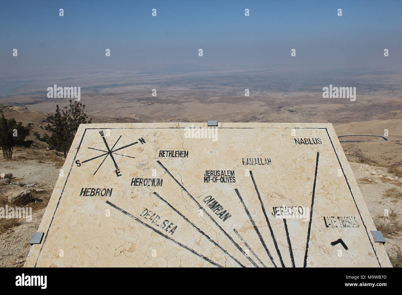 Vista dal Monte Nebo sulla campagna circostante con un orientamento di una tabella che indica le posizioni della chiave in Israele e in Palestina. Foto Stock