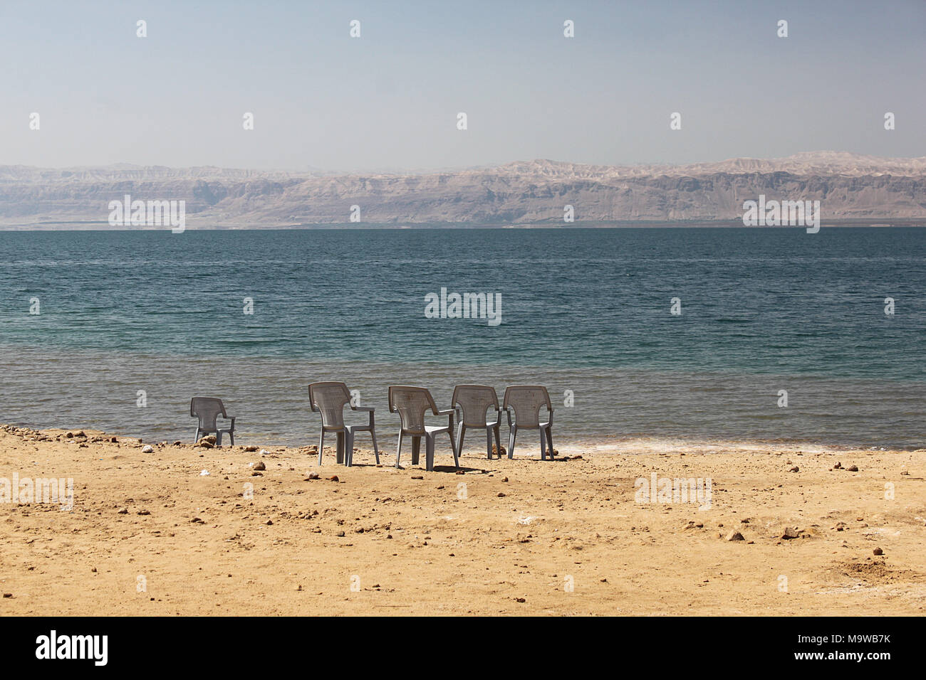 Il Mar Morto shore visto dalla Giordania, con Israele in distanza. A 790 metri sotto il livello del mare, la valle è uno dei più bassi di masse di terra sulla terra. Foto Stock