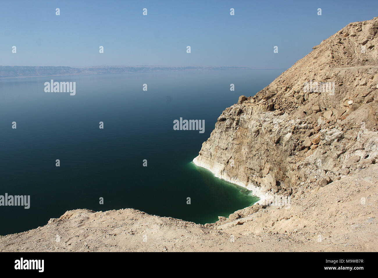 Il Mar Morto shore visto dalla Giordania, con Israele in distanza. A 790 metri sotto il livello del mare, la valle è uno dei più bassi di masse di terra sulla terra. Foto Stock
