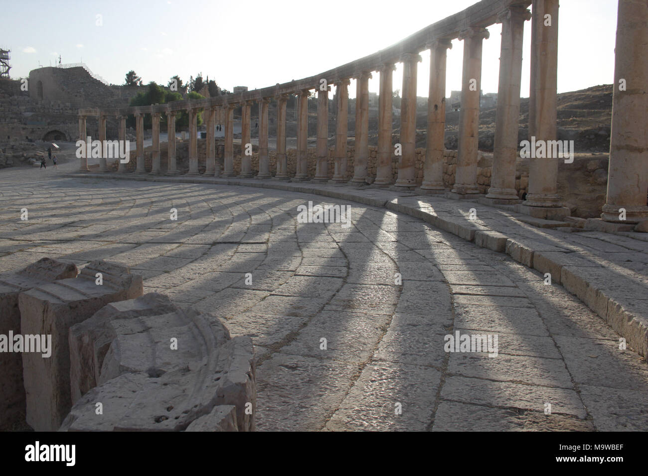 L'Ovale Plaza di Jerash, una delle più importanti città romane nel Medio Oriente. Le rovine includono un ippodromo, due teatri, un ninfeo e altro ancora. Foto Stock