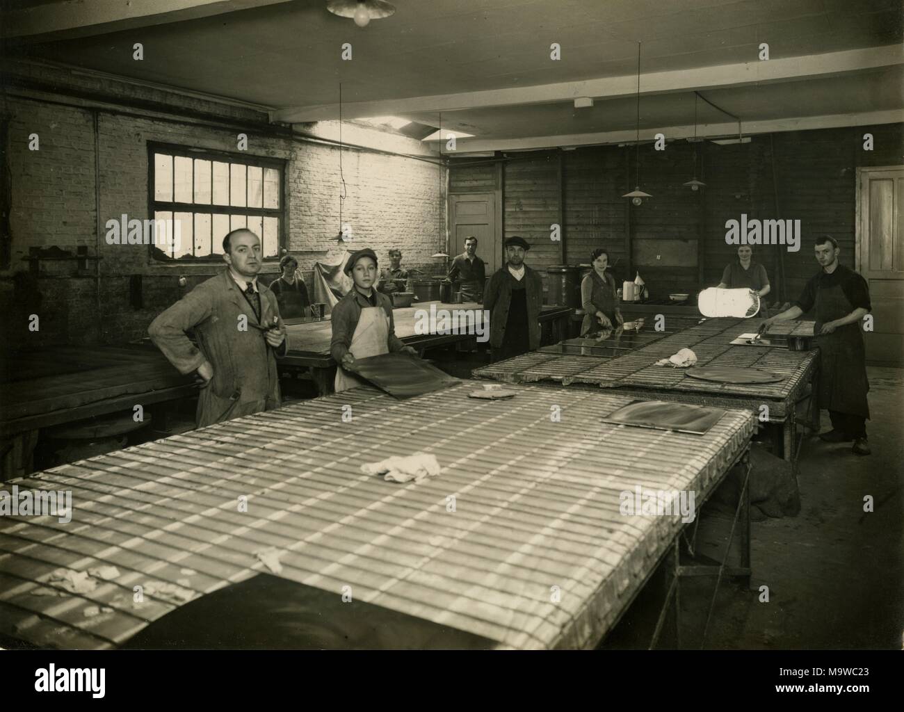 Specchio Makers. Vetro, vetro colorato. Lavoratori per R. Catinus & Cie in una fabbrica a Bruxelles la fabbricazione di prodotti di vetro. Foto Stock