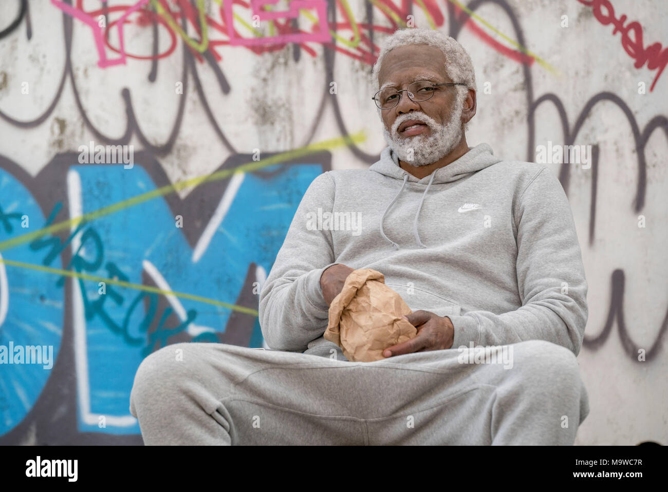 Data di rilascio: giugno 29, 2018 Titolo: lo zio ha richiamato STUDIO: Summit Entertainment Direttore: Charles Stone III trama: Dopo aver scaricato la sua vita di risparmio ad entrare in una squadra in Rucker Classic street ball nel torneo di Harlem, Dax (Lil Howery Rel) è oggetto di una serie di sfortunati contrattempi, inclusi perdere la sua squadra per il suo abituale rivale (Nick Kroll). STARRING: KYRIE IRVING come lo zio ha richiamato. (Credito Immagine: © Summit Entertainment/Entertainment Immagini) Foto Stock