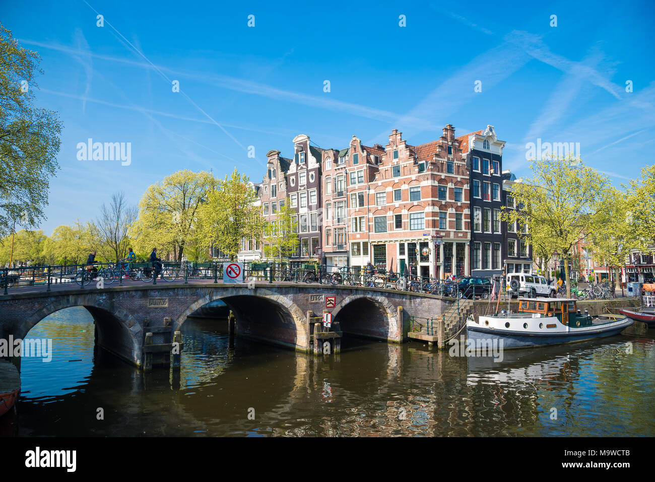 Amsterdam, Paesi Bassi - 20 Aprile 2017: la splendida vista dei canali di Amsterdam con il ponte e il tipico olandese case. Holland Foto Stock