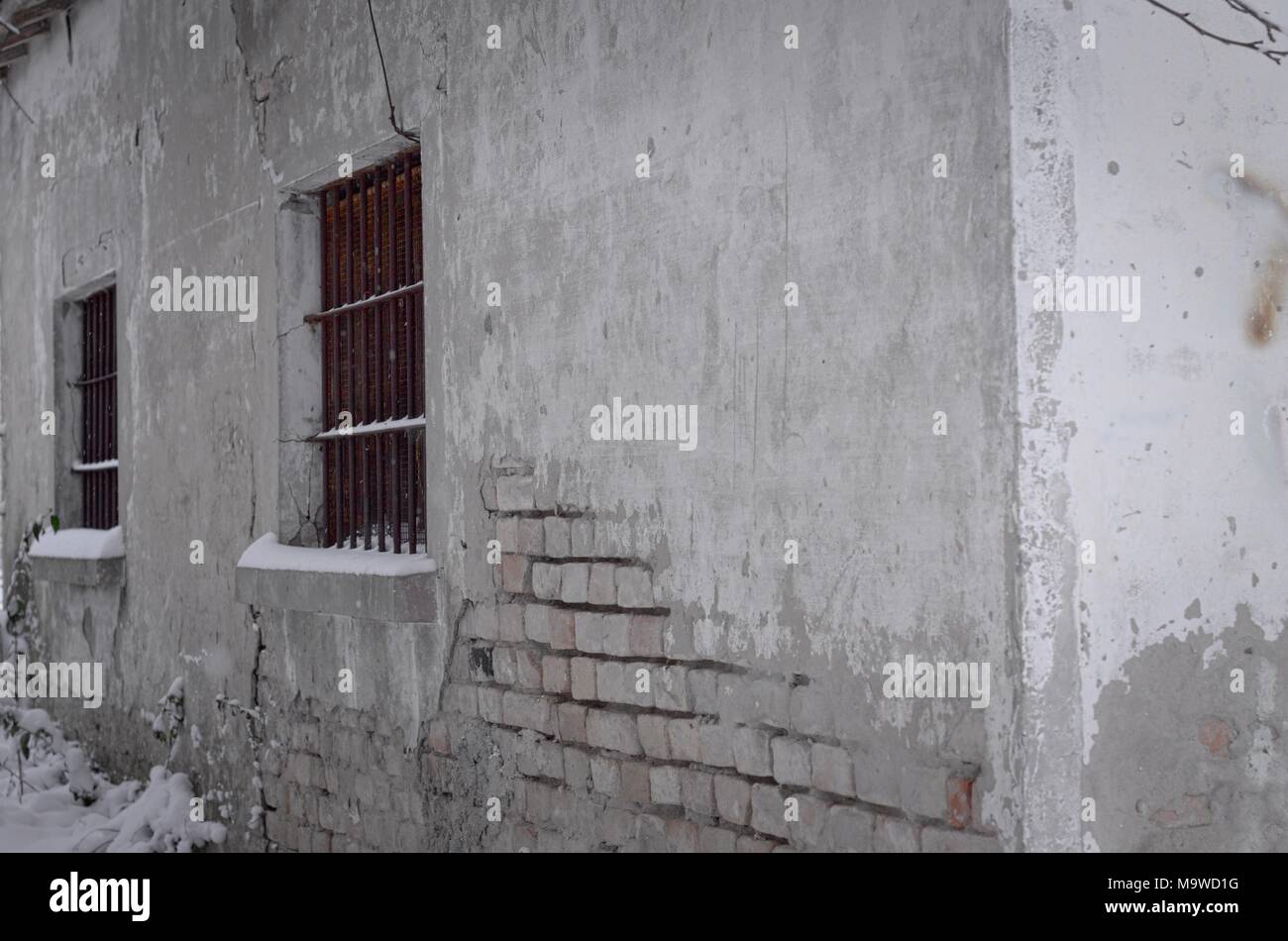 Windows isolato con reticolo di ferro e mattoni rovinato parete (Pesaro) Foto Stock