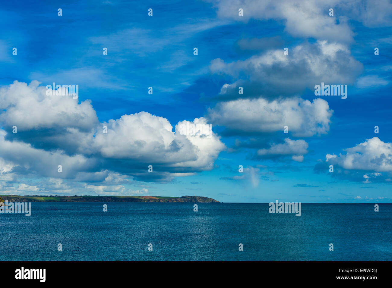 Cieli blu e Puffy nuvole camminare attraverso il paesaggio di St Austell Foto Stock